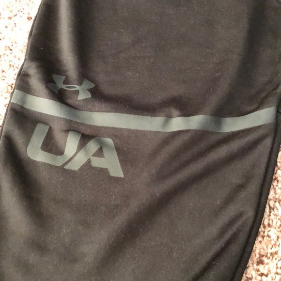 Under Armour 3/4 length Shorts | LG | New w Tag - Picture 4 of 8